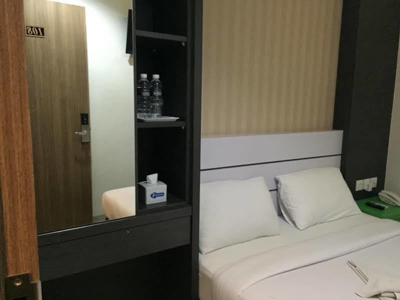 Redlink Hotel Batam Екстериор снимка